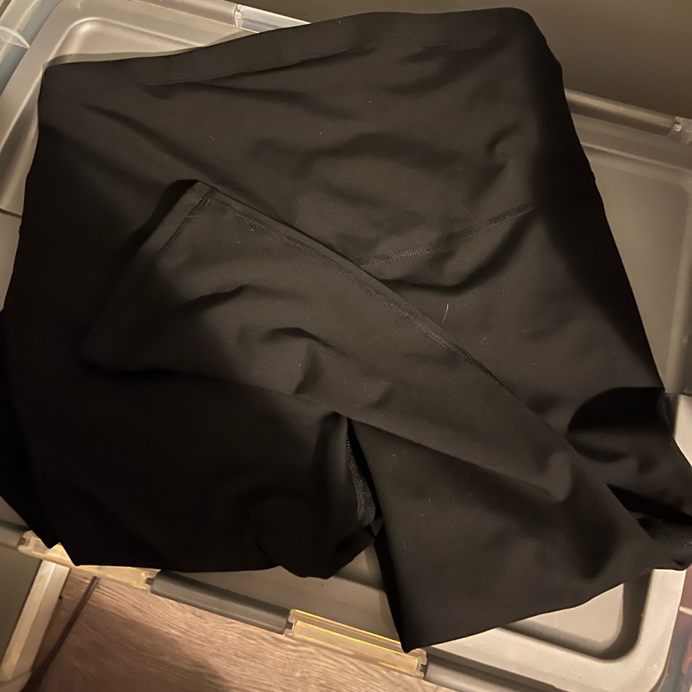 Size medium old navy maternity cropped leggings
